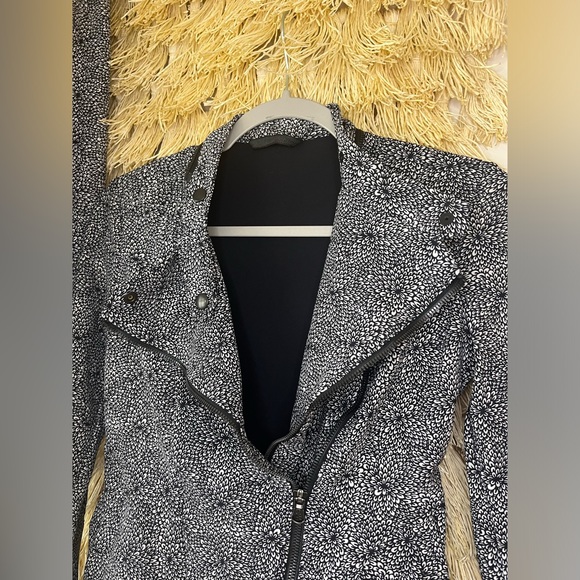 Lululemon PRISTINE Bust A Move- Peplum Jacket Zipper Moto- white Black- Size 4/6 - Picture 6 of 16